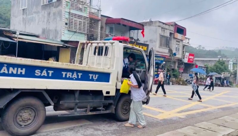 Hai học sinh được CSGT đưa tới điểm thi đúng giờ -0