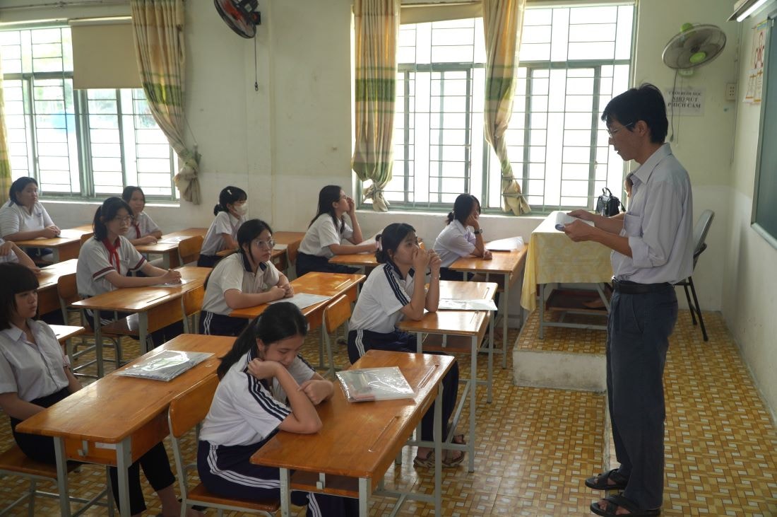 Thí sinh nghe giám thị phổ biến quy chế thi. Ảnh: Chân Phúc