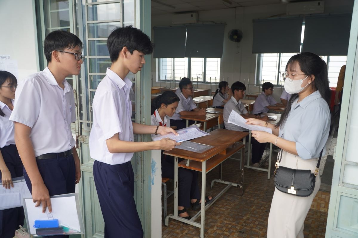 Thí sinh được gọi vào phòng thi. Ảnh: Chân Phúc
