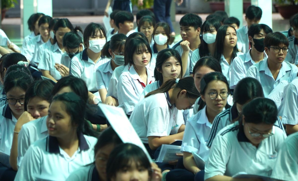 Thí sinh dự thi tại điểm thi Trường THCS Bình An (Quận 8). Ảnh: Chân Phúc