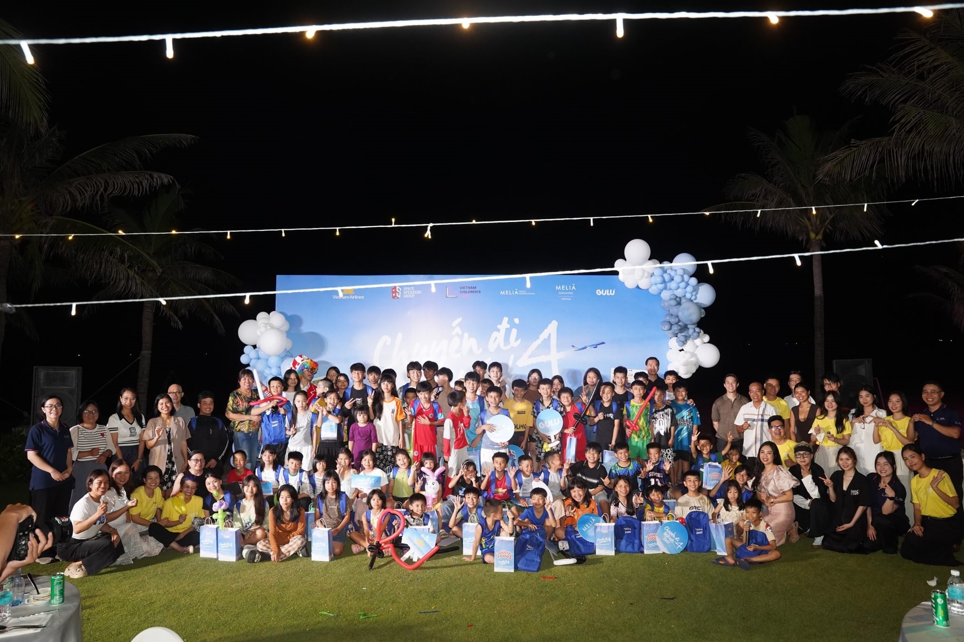 toan-the-cac-em-tham-gia-chuong-trinh-cung-dai-dien-ban-to-chuc-chup-anh-luu-niem-trong-dem-gala-dinner-ngoai-troi-khep-lai-hanh-trinh-chuyen-di-mo-uoc-2025-day-cam-xuc-va-y-nghia.jpg