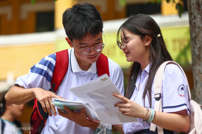 Thí sinh dự thi vào lớp 10 công lập tại trường THPT Trưng Vương, quận 1, ngày 5/6. Ảnh: Quỳnh Trần