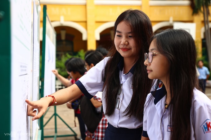 Thí sinh dự thi vào lớp 10 tại trường THPT Trưng Vương, quận 1, ngày 5/6. Ảnh: Quỳnh Trần