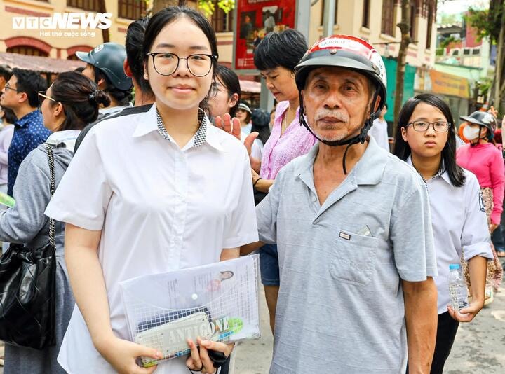 Ông Khoa vui mừng khi gặp cháu ngoại.