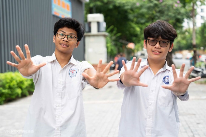 Học sinh sau khi hoàn thành kỳ thi vào lớp 10 công lập ở Hà Nội, ngày 9/6. Ảnh: Tùng Đinh