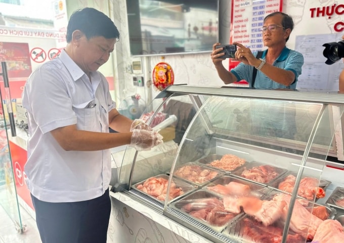 Cơ quan chức năng kiểm tra cửa hàng Fesh Shop của C.P Việt Nam trên địa bàn tỉnh Sóc Trăng. Ảnh: An Minh