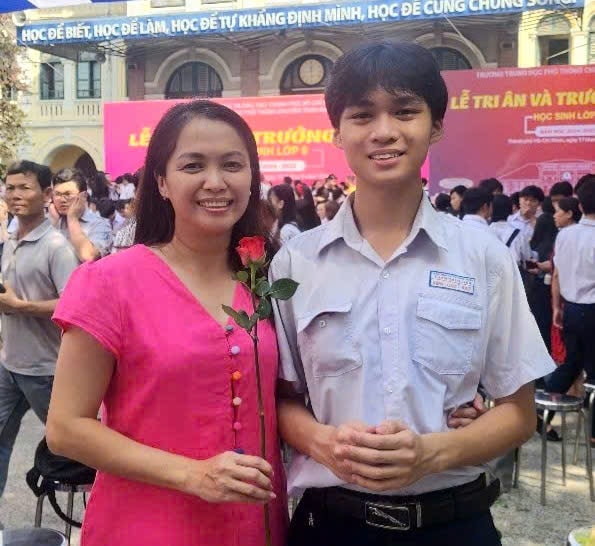 Long cùng mẹ trong lễ tri ân và trưởng thành cuối năm lớp 9. Ảnh: Nhân vật cung cấp