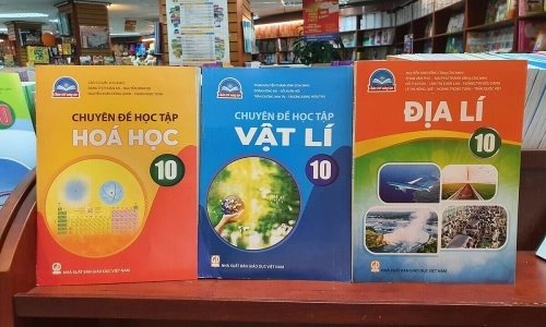 Sách giáo khoa lớp 10 theo chương trình mới được bày bán tại một hiệu sách ở quận Cầu Giấy, Hà Nội, tháng 8/2022. Ảnh: Thanh Hằng