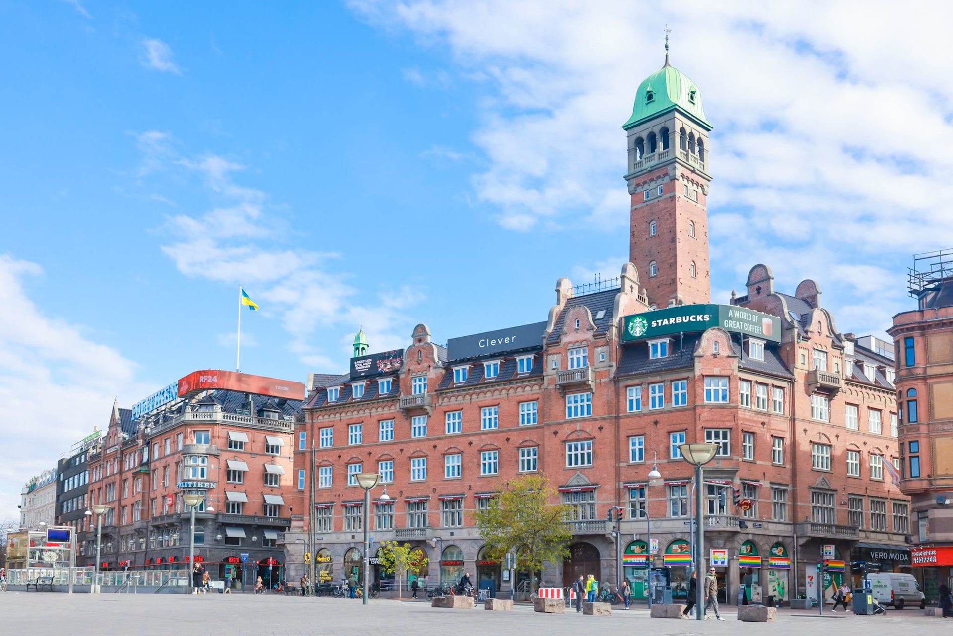quang-truong-trung-tam-va-khu-pho-di-bo-str-get-trai-tim-soi-dong-cua-copenhagen-voi-nhung-cong-trinh-kien-truc-co-dien-va-khong-gian-mua-sam-hien-dai-anh_-hai-an-.jpg