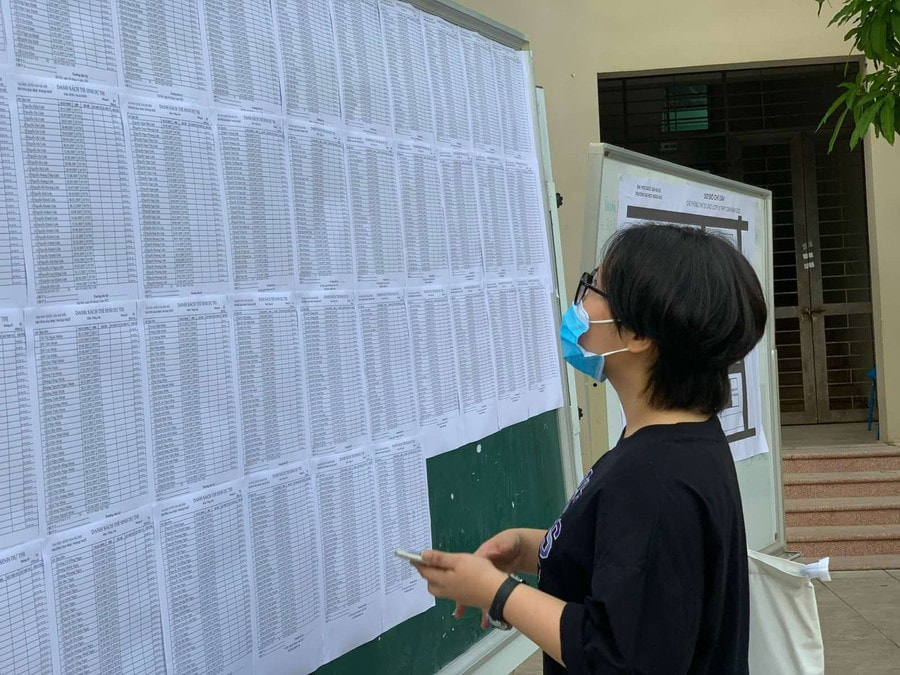 Thí sinh xem số báo danh trước phòng thi.