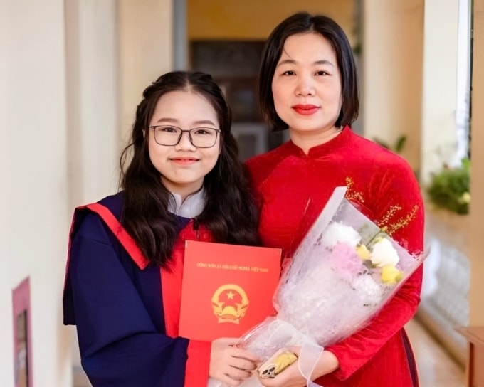 Thùy Linh cùng cô giáo Phùng Thị Thủy. Ảnh: Nhân vật cung cấp