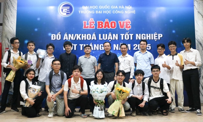 Nhóm sinh viên tốt nghiệp sớm một năm trong buổi bảo vệ đồ án tốt nghiệp cuối tháng 5. Ảnh: VNU-UET
