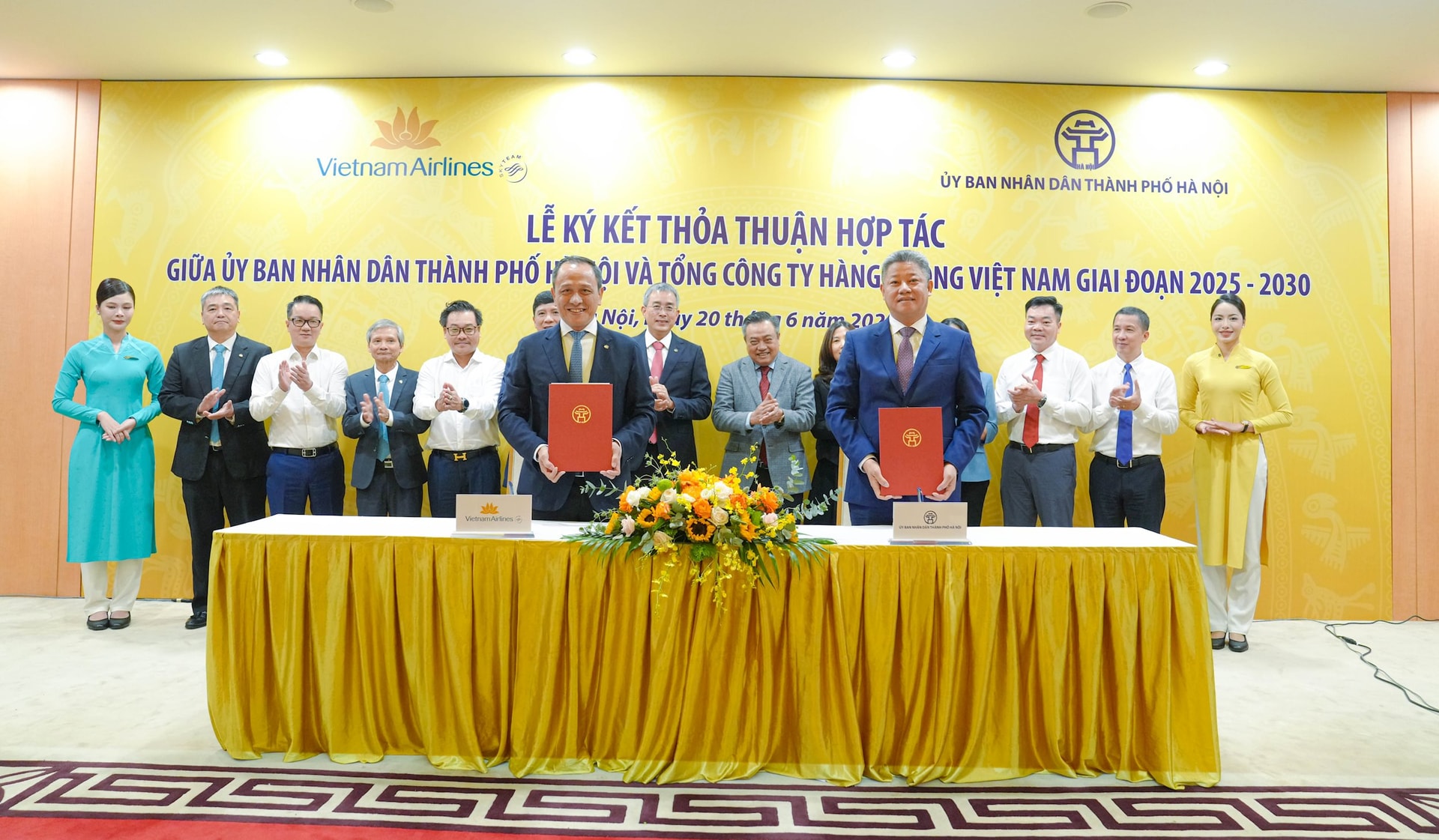 1.-vietnam-airlines-va-ubnd-tp.-ha-noi-ky-ket-thoa-thuan-hop-tac-toan-dien-giai-doan-2025-2030.jpg