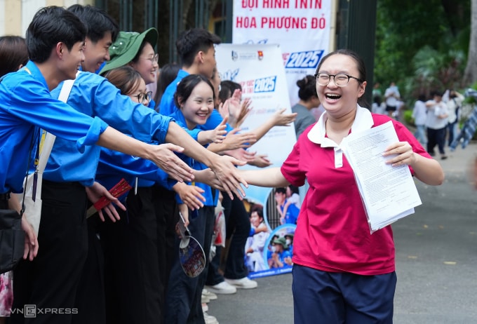 Thí sinh sau khi hoàn thành kỳ thi lớp 10 ở Hà Nội năm 2025. Ảnh: Tùng Đinh