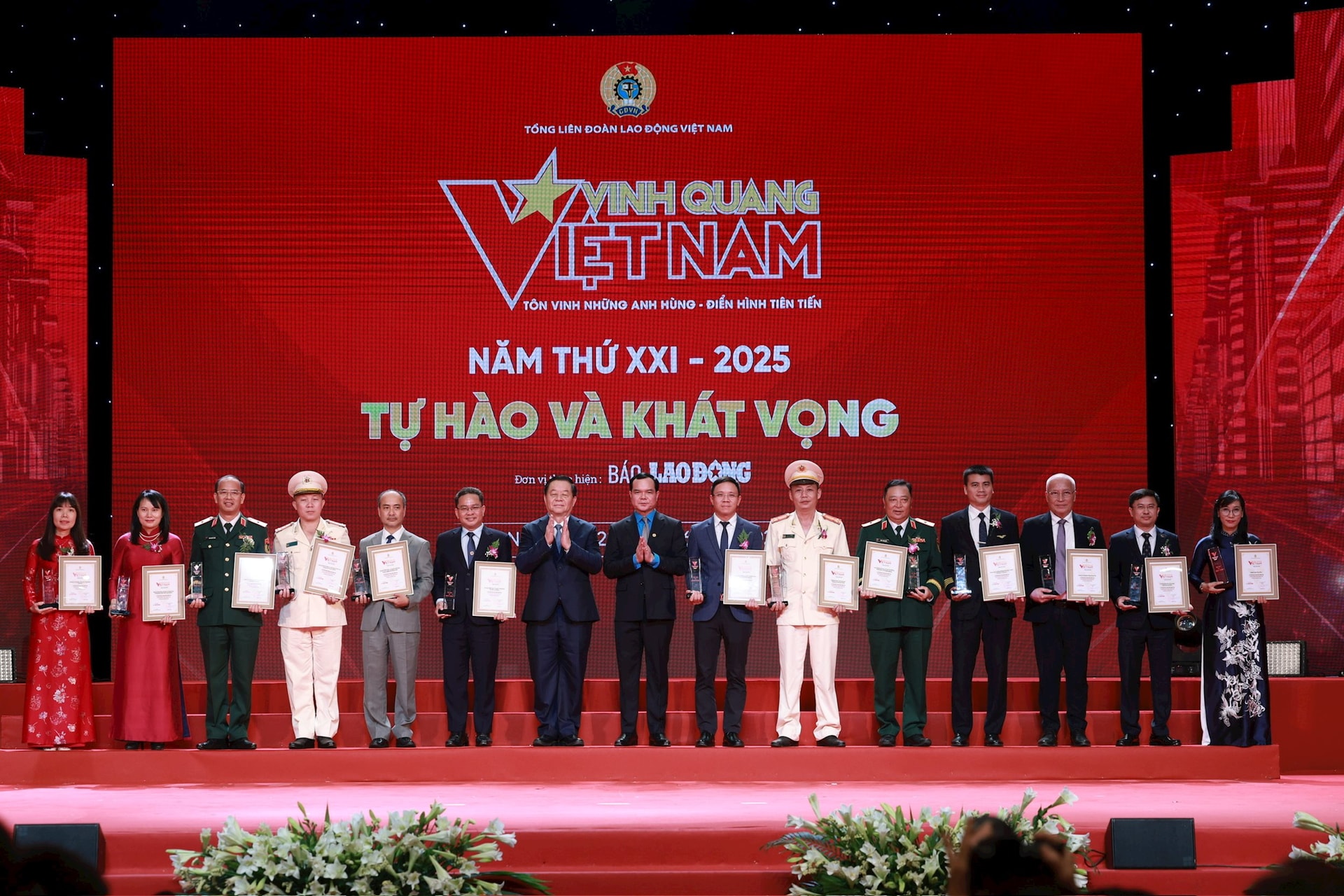dai-dien-cua-13-don-vi-tap-the-duoc-vinh-danh-tai-chuong-trinh-vinh-quang-viet-nam-2025-chup-anh-luu-niem.jpg