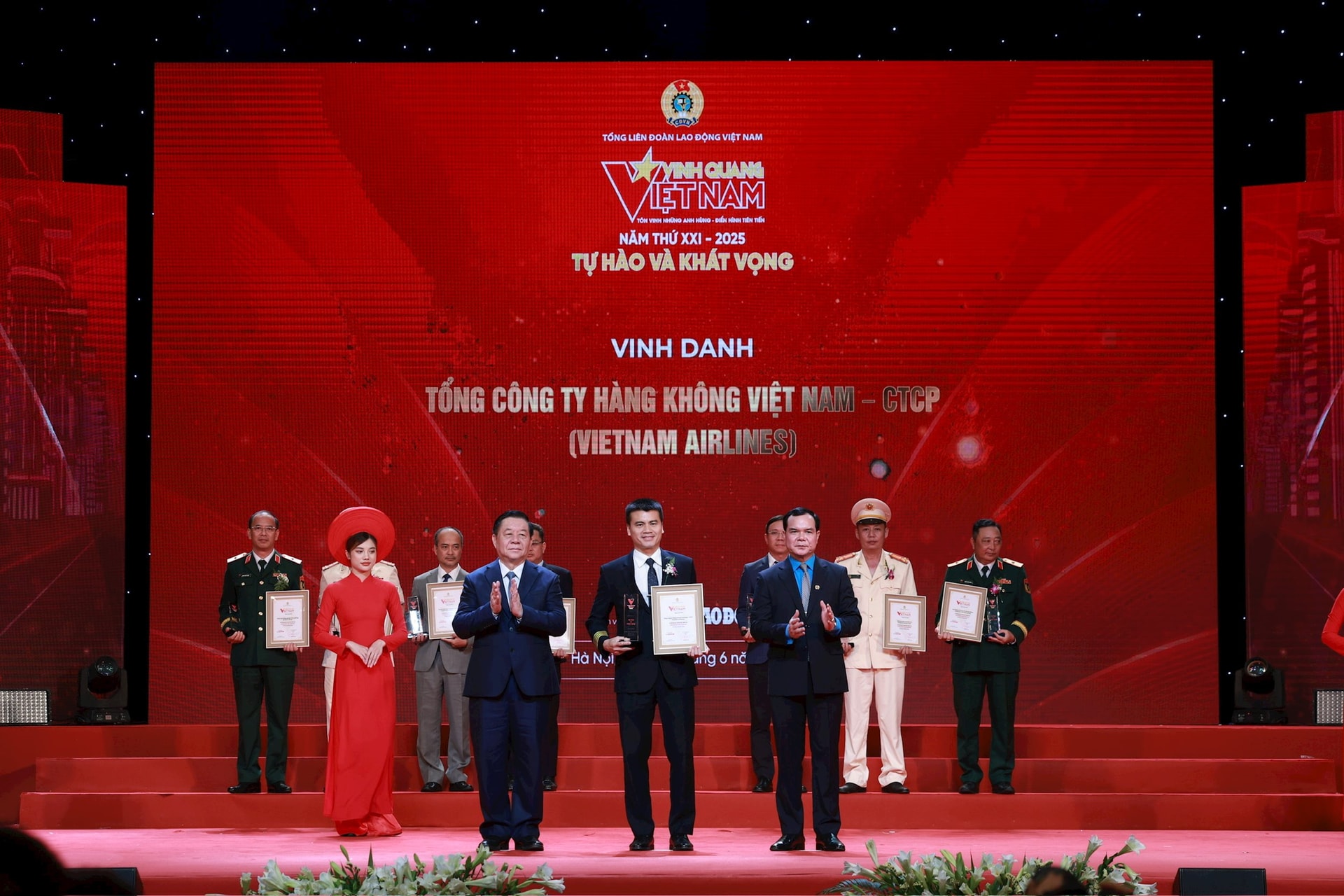 ong-to-ngoc-giang-pho-tong-giam-doc-vietnam-airlines-nhan-ky-niem-chuong-vinh-danh-tai-chuong-trinh-vinh-quang-viet-nam.jpg