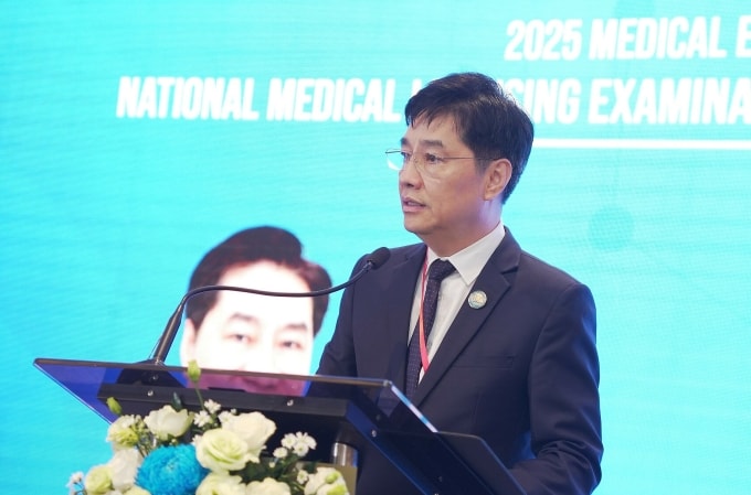 GS.TS Trần Diệp Tuấn chia sẻ tại hội thảo về kỳ thi cấp phép hành nghề y, ngày 23/6. Ảnh: UMP