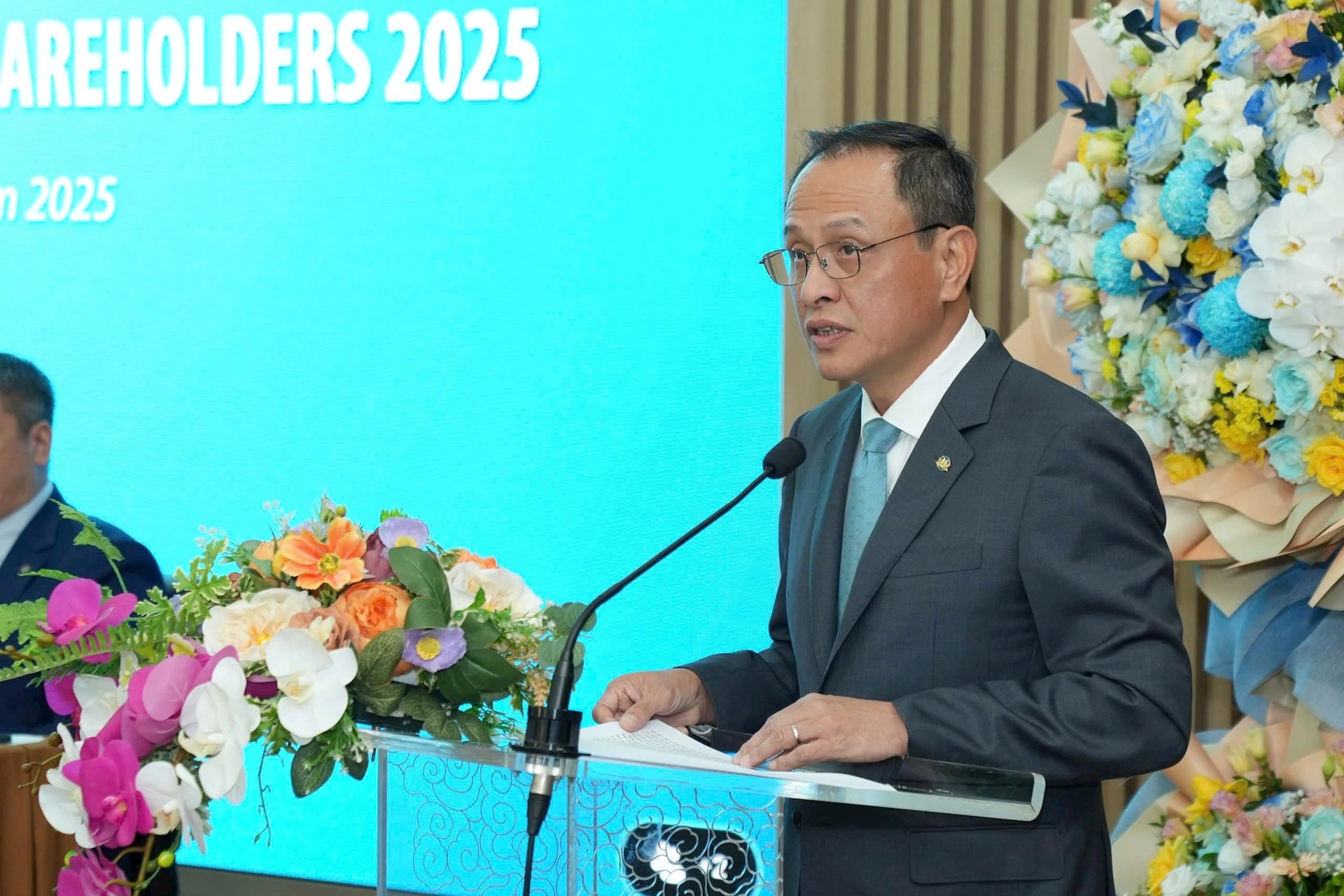 3.-vna-cam-ket-giu-vung-vai-tro-la-hang-hang-khong-quoc-gia-hang-dau-cung-cap-dich-vu-chat-luong-cao-gop-phan-phat-trien-kinh-te-va-khang-dinh-vi-the-cua-viet-nam.jpg