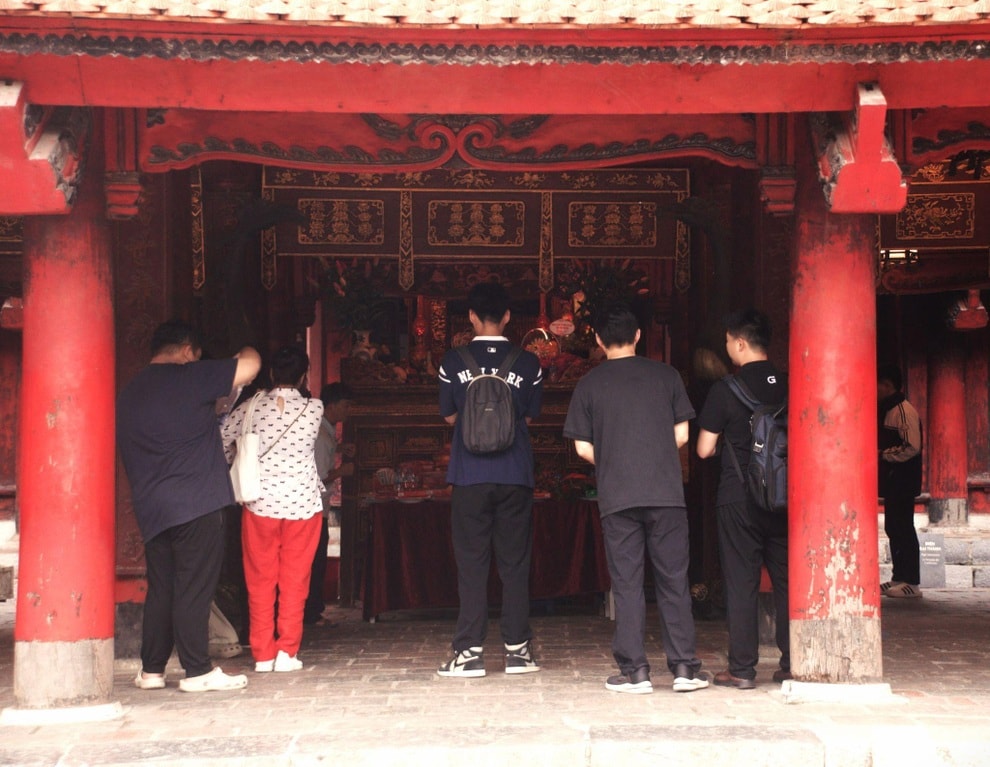 “Cúng điểm” mùa thi tốt nghiệp THPT: Niềm tin gói ghém nỗi lo của sĩ tử - 1