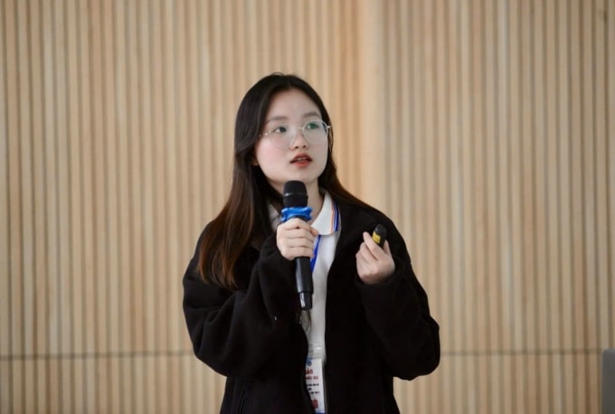 Mai Linh trình bày nghiên cứu tại Hội thảo Khoa học Quốc gia Phân tích định lượng các vấn đề kinh tế và xã hội trong môi trường số năm 2024. Ảnh: Nhân vật cung cấp