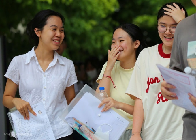 Thí sinh Đà Nẵng rời phòng thi tốt nghiệp sau khi hoàn thành bài thi môn Văn, sáng 25/6. Ảnh: Nguyễn Đông