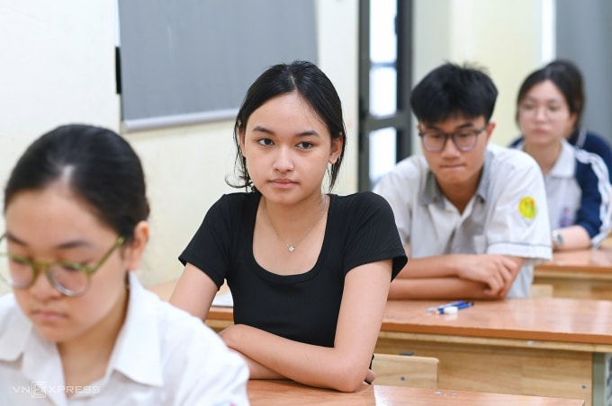 Thí sinh trước giờ làm bài thi tốt nghiệp, tại trường THPT Nguyễn Trường Tộ, quận Đống Đa, Hà Nội, sáng 27/6. Ảnh: Giang Huy