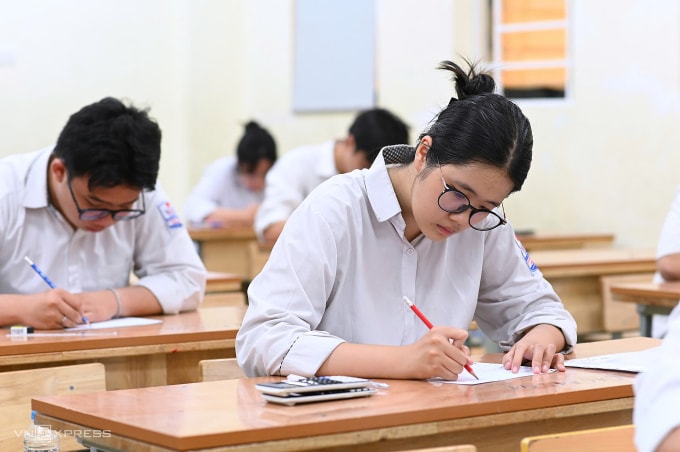 Thí sinh làm bài thi tốt nghiệp tại trường THPT Nguyễn Trường Tộ, quận Đống Đa, Hà Nội, sáng 27/6. Ảnh: Giang Huy