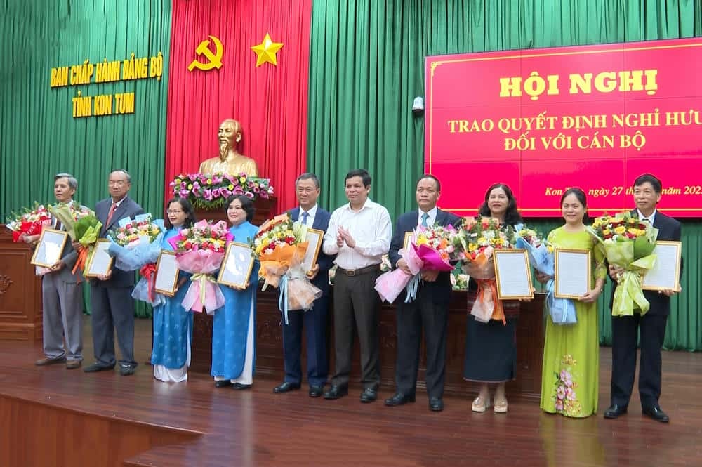 22 cán bộ thuộc diện Ban Thường vụ Tỉnh ủy Kon Tum quản lý nghỉ hưu trước tuổi