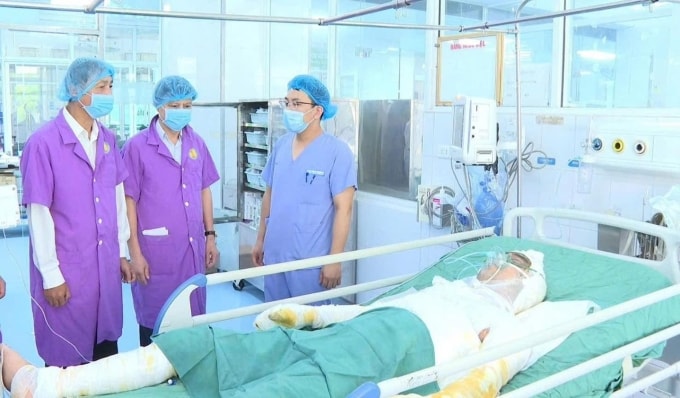 Nạn nhân đang điều trị tại Bệnh viện Bỏng Quốc gia Lê Hữu Trác. Ảnh: Truyền hình Hưng Yên