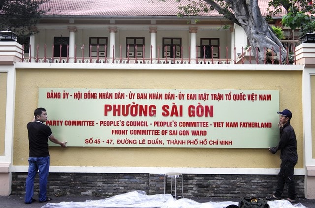 Gắn bảng tên phường Sài Gòn ở TP.HCM - Ảnh 1.