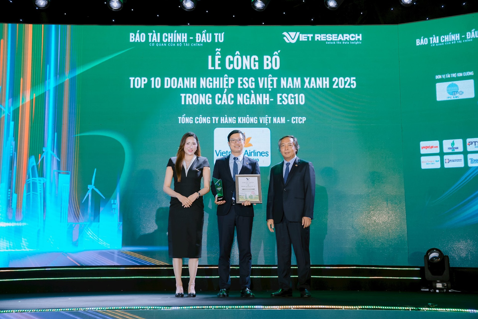 ong-le-trong-minh-pho-tong-bien-tap-bao-tai-chinh-dau-tu-phai-ong-do-dong-hung-truong-ban-truyen-thong-vietnam-airlines-giua-ba-tran-thi-ngoc-ha-giam-doc-vietresearch-trai-chup-anh-luu-niem.jpg
