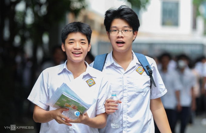 Học sinh thi vào lớp 10 công lập ở Hà Nội, tháng 6/2025. Ảnh: Tùng Đinh