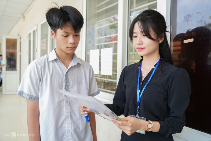 Học sinh làm thủ tục thi lớp 10 ở Hà Nội năm 2025. Ảnh: Tùng Đinh