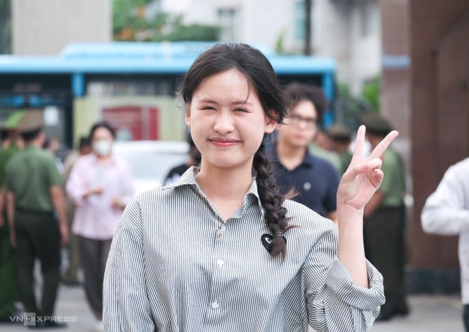 Huyền Hậu tại buổi làm thủ tục dự thi ở Học viện An ninh nhân dân, chiều 5/7. Ảnh: Dương Tâm