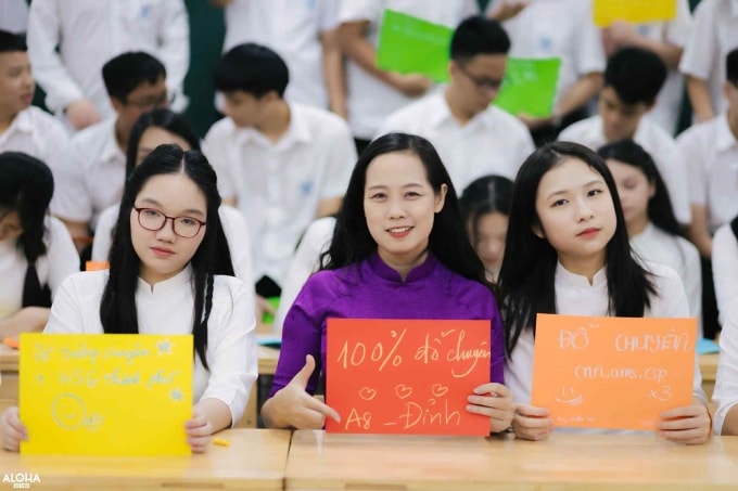 Hứa Quỳnh Bảo (bên trái) cùng cô Ngọc Ánh và các bạn. Ảnh: Nhân vật cung cấp