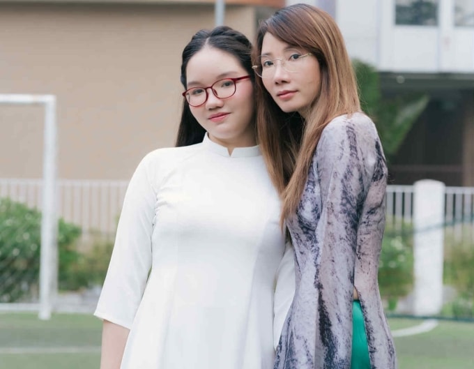 Hứa Quỳnh Bảo, thủ khoa chuyên Anh Amsterdam, cùng mẹ. Ảnh: Nhân vật cung cấp