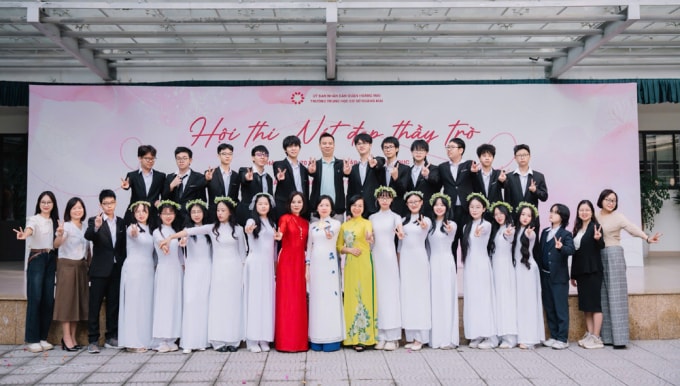Cô Hường (áo dài đỏ) và tập thể lớp 9HM, trường THCS Hoàng Mai. Ảnh: Nhân vật cung cấp
