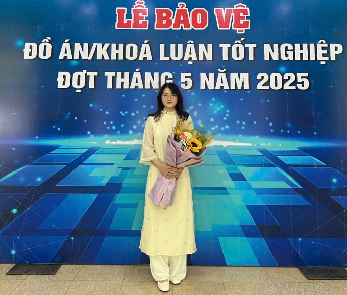 Hường trong lễ bảo vệ khóa luận tốt nghiệp hồi tháng 5. Ảnh: Nhân vật cung cấp