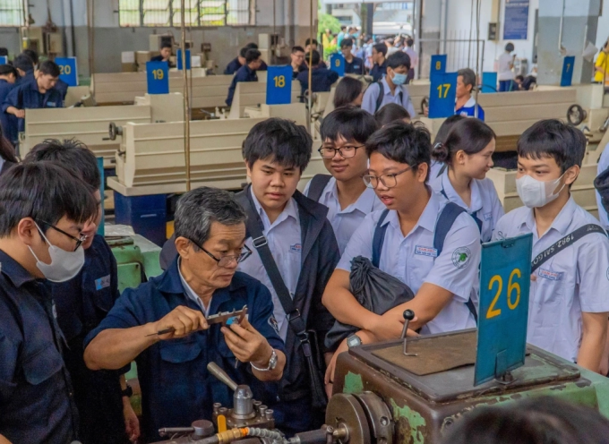 Học sinh THPT tham quan xưởng thực hành tại trường Đại học Sư phạm Kỹ thuật TP HCM, tháng 1/2024. Ảnh: HCMUTE