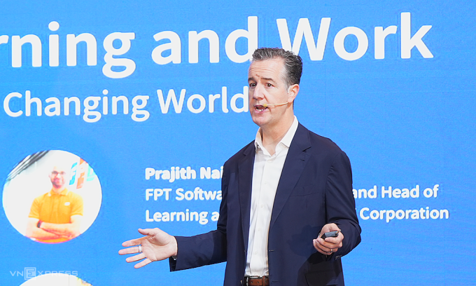 Ông Greg Hart, CEO của Coursera, phát biểu tại buổi họp báo, sáng 9/7. Ảnh: Doãn Hùng