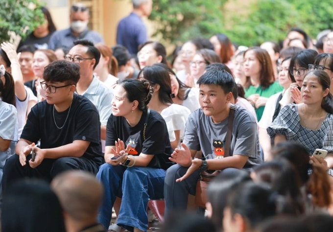 Học sinh và phụ huynh lớp 10 dự buổi hướng dẫn chọn tổ hợp của trường THPT Việt Đức, ngày 7/7. Ảnh: Fanpage nhà trường