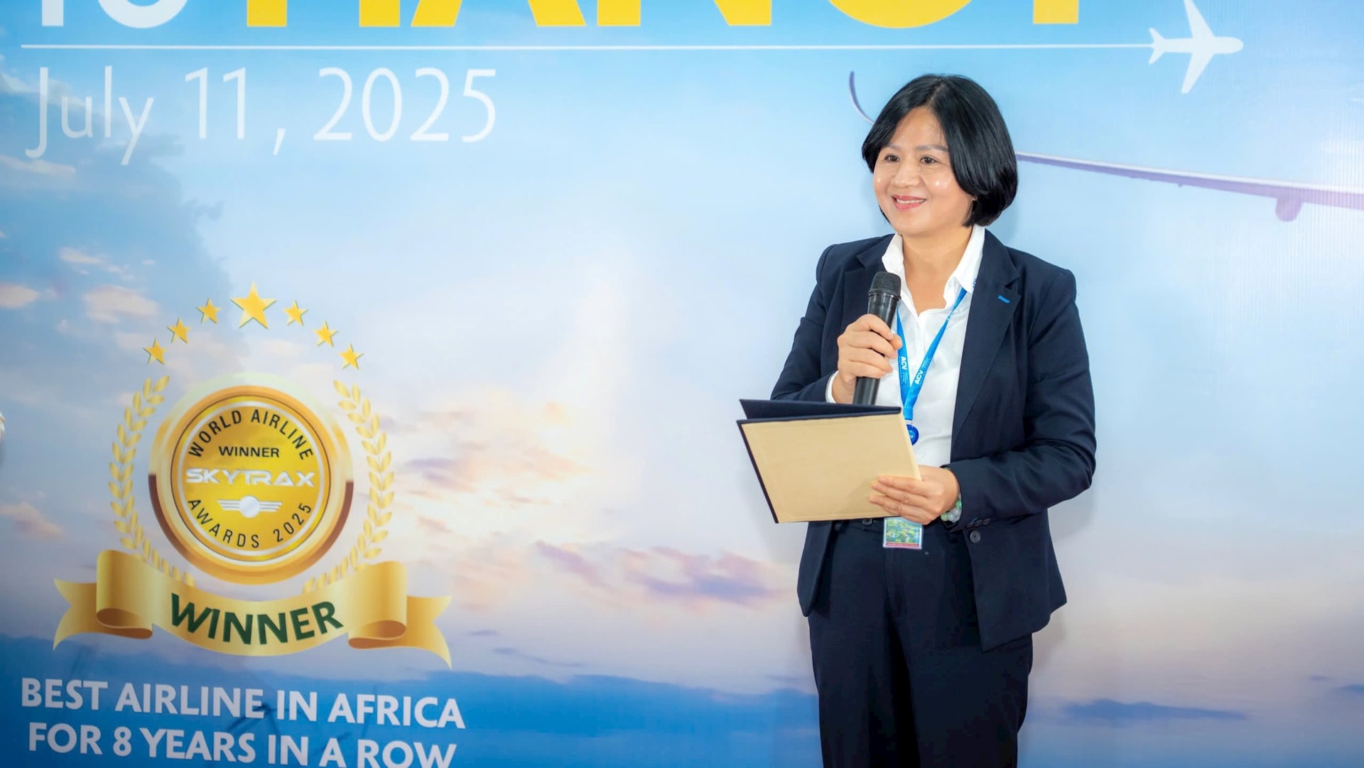 ba-nguyen-thi-kim-ngan-pho-giam-doc-cang-hkqt-noi-bai-da-den-tang-hoa-chuc-mung-va-phat-bieu-tai-le-khai-truong-ethiopian-airlines.jpg