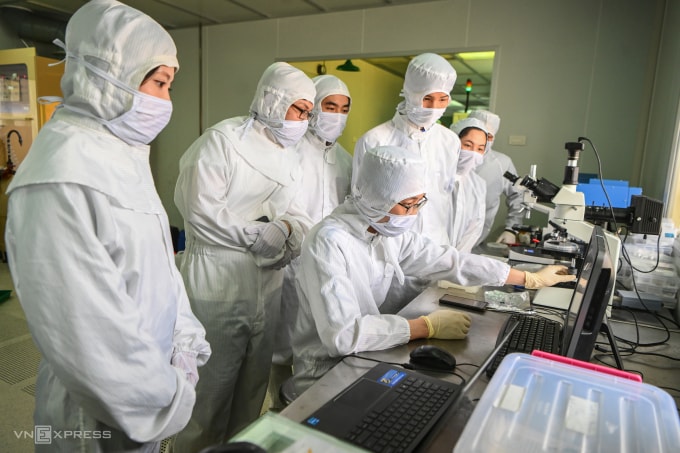 Sinh viên học tập tại phòng sạch, trường Đại học Khoa học Tự nhiên, Đại học Quốc gia Hà Nội, nơi đào tạo và nghiên cứu về bán dẫn. Ảnh: Giang Huy