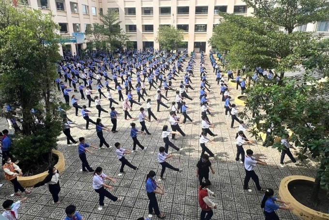 Học sinh trường THCS Nguyễn Văn Luông tập thể dục giữa giờ. Ảnh: Nhà trường cung cấp