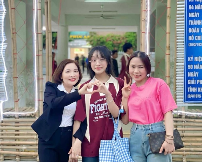 Bảo Châu cùng cô giáo Phạm Thị Nhớ (bên trái). Ảnh: Gia đình cung cấp