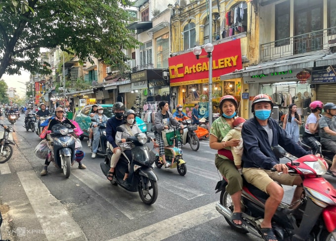 Phương tiện xe máy chạy xăng lưu thông trên phố Hàng Đào (trong khu vực Vành đai 1). Ảnh: Giang Huy