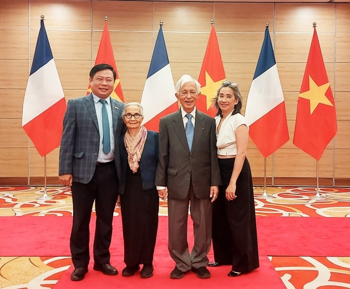 Vợ chồng GS Trần Thanh Vân (giữa) chụp hình cùng người thân trong quốc yến chiêu đãi Tổng thống Pháp Emmanuel Macron và phu nhân trong chuyến thăm Việt Nam, tháng 5/2025. Ảnh: Thanh Sơn