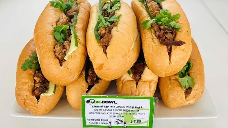 Chiếc bánh mì kẹp thịt heo xá xíu của cửa hàng Bigbowl bán tại sân bay Nội Bài có giá 7,8 USD, tương đương 208.000 đồng.