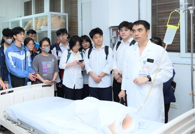 Học sinh THPT đến Đại học Y Hà Nội để tìm hiểu về trường, năm 2024. Ảnh: HMU