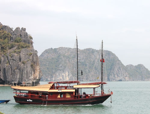 Khi lựa chọn chuyến du hành trên biển, hãy chú ý lựa chọn chất lượng tàu, kiểm tra độ an toàn, thuyền cứu hộ, áo phao. Ảnh:Anh Phương